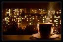 огни ночного города и кофе у окна