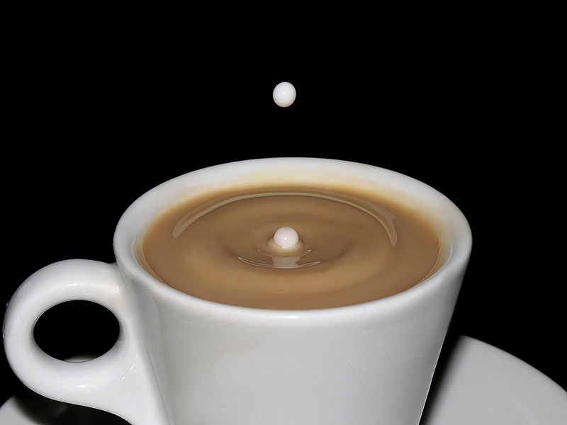 капля молока падает в кофе