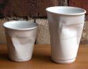 фарфоровые чашки в виде смятых пластиковых стаканчиков / дизайн Robert Brandt