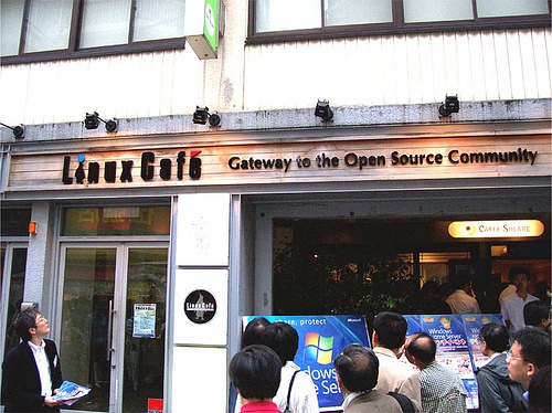 Линукс кафе в Токио / “Linux Cafe” coffee shop in Tokyo