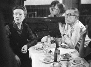 Жан-Поль Сартр (Jean-Paul Sartre) и Симона де Бовуар в парижском “Кафе да Флёр”