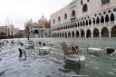 кафе Венеции под водой / наводнение 2008