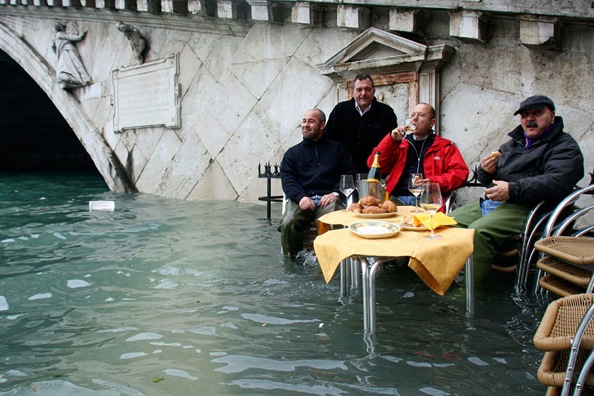 кафе Венеции под водой / наводнение 2008