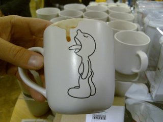 чашка с нарисованными каплями кофе