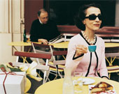 женщина в кафе