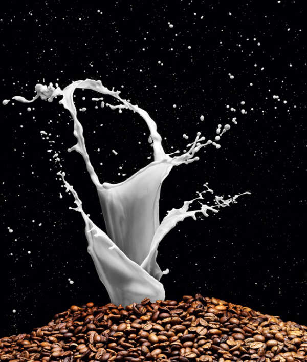 брызги молока в кофейных зернах