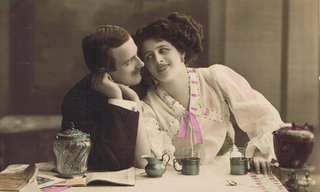 романтическое свидание за чашкой чая / старинная открытка