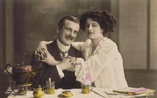 романтическое свидание за чашкой чая / старинная открытка