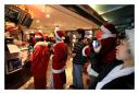 Санта Клаусы в очереди за кофе / Токио