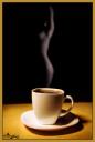 женский силуэт в дымке над чашкой горячего кофе