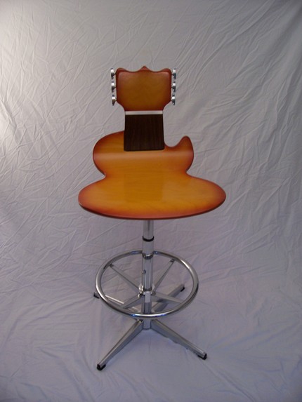 Необычный стул для бара в виде гитары