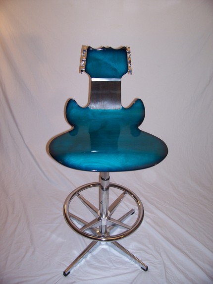Необычный стул для бара в виде гитары