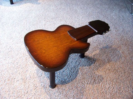 Столик для кофе в виде гитары