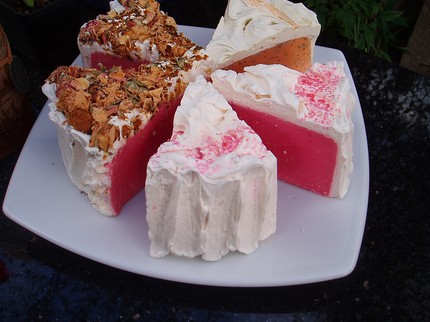 Мыло ручной работы в форме торта с вишневым желе и кофейно-ореховой крошкой