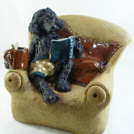 Скульптурная миниатюра собаки-кофемана
