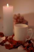 Ароматическая свеча и чашка кофе