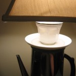 Самодельная настольная лампа из кофейника и чашки с блюдцем
